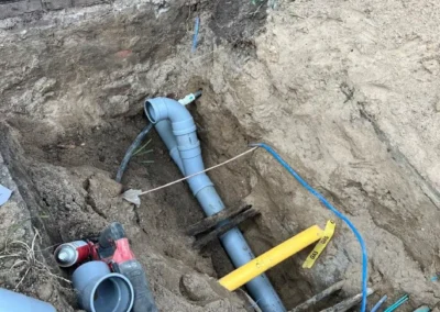 Graafwerk voor rioolreparatie aan de gevel