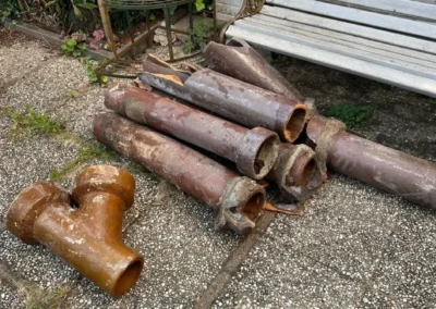 Oude gietijzeren rioolbuizen verwijderd