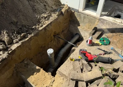 Nieuwe rioolaansluiting geplaatst naast woningfundering