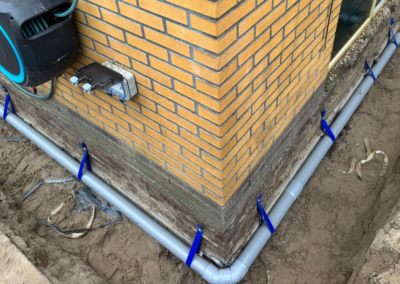 Nieuwe PVC-rioolleidingen rondom woningfundering