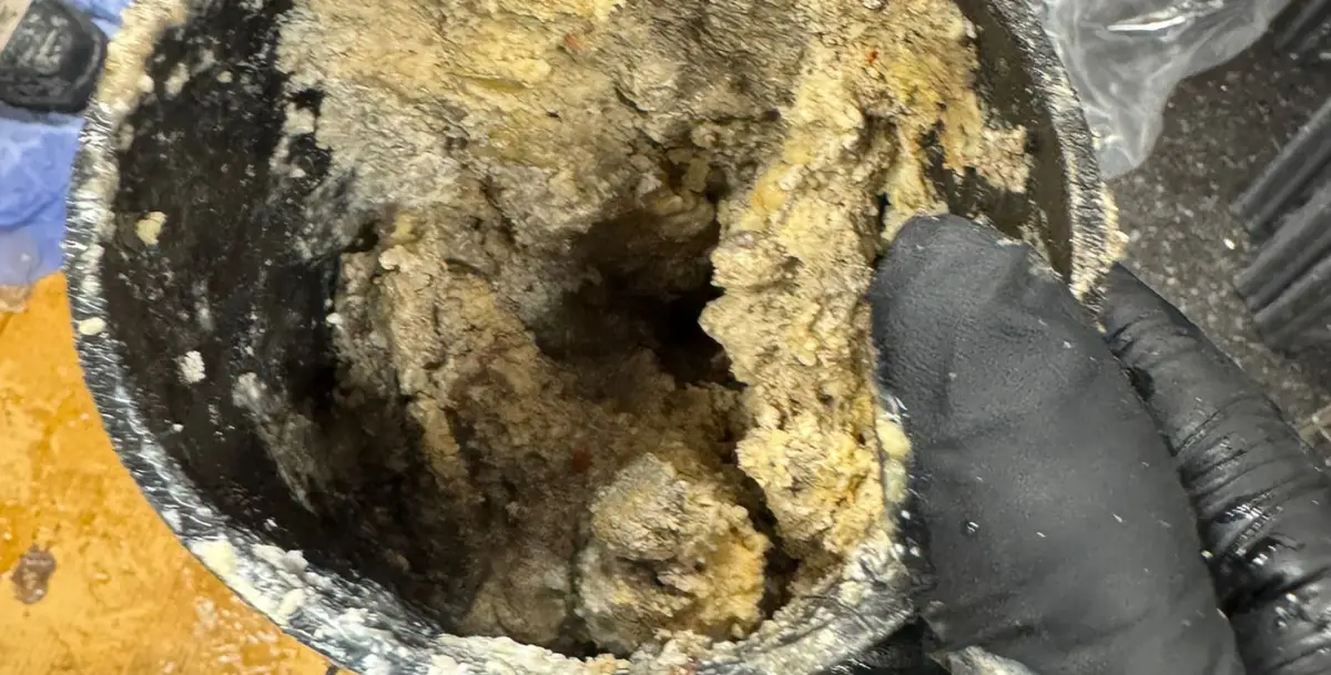 Riool ontstoppen zware vervuiling in afvoerbuis Riool ontstoppen zware vervuiling in afvoerbuis