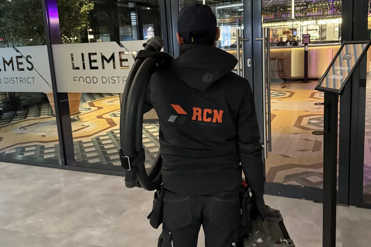 Loodgieter spoed Utrecht staat klaar bij de deur met zijn gereedschap Loodgieter spoed Utrecht staat klaar bij de deur met zijn gereedschap