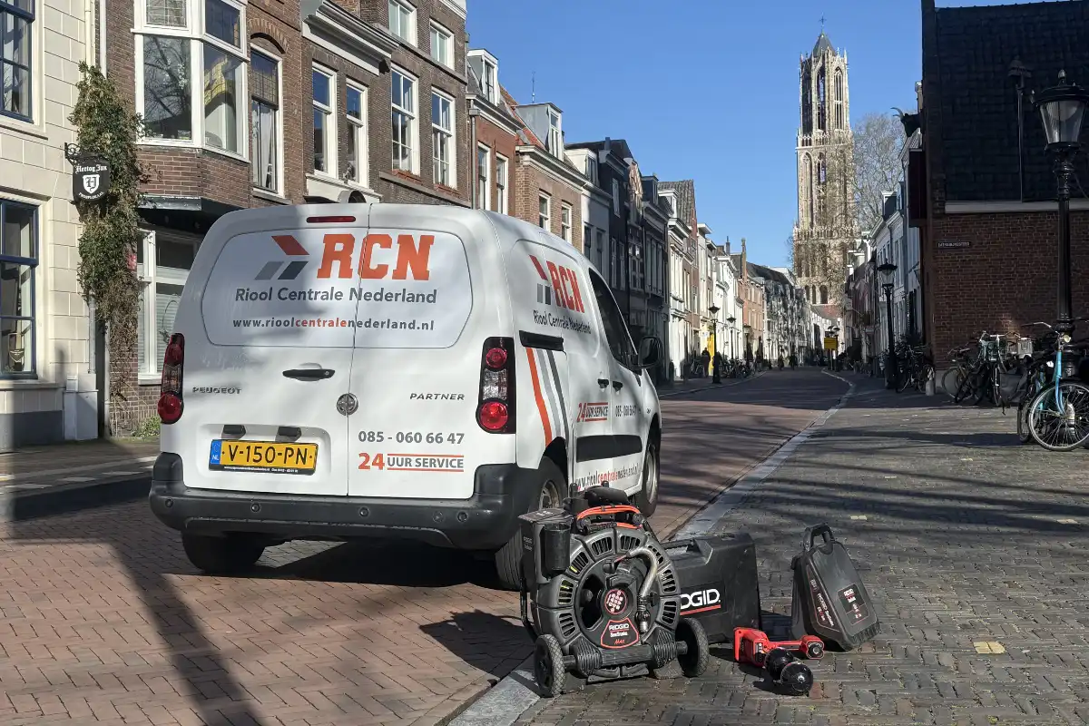 Riool ontstoppen Utrecht actief in binnenstad en Domtoren omgeving