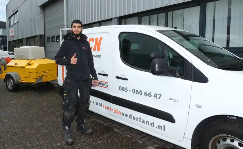 Spoed loodgieter van Riool Centrale Nederland bij een RCN-werkbus in Utrecht